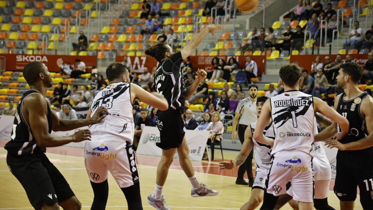 Alberto Martín asiste a un compañero en el Odilo Cartagena-Tizona Burgos