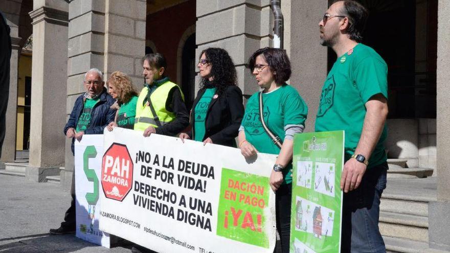 Miembros de la PAH en la Plaza Mayor.