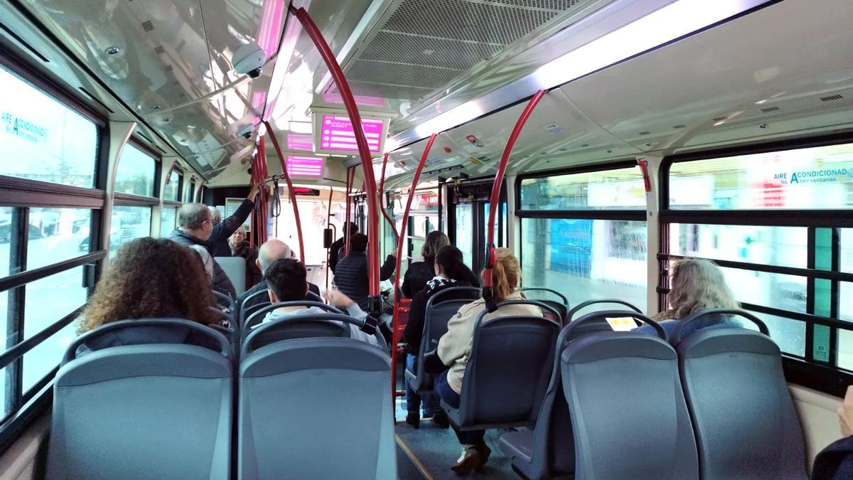 Usuarios en el interior de un autobús de la línea 60 de Tussam