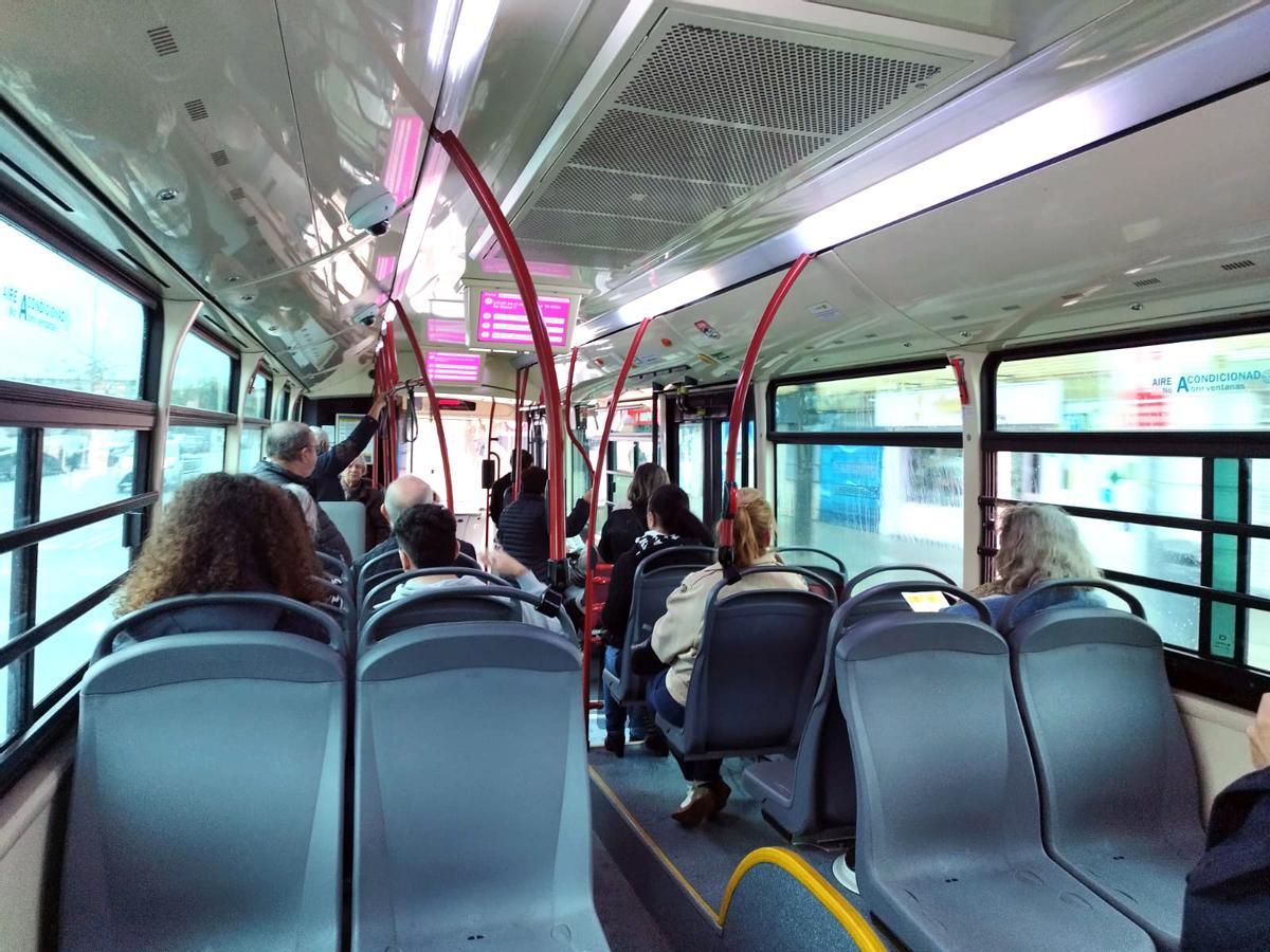 Usuarios en el interior de un autobús de la línea 60 de Tussam