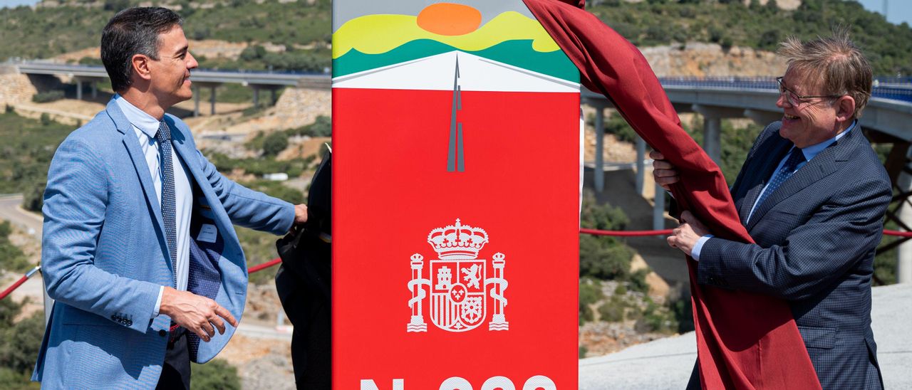 El presidente del Gobierno, Pedro Sánchez, junto al president, Ximo Puig, durante la inauguración del nuevo tramo de la carretera N-232, una de las últimas inversiones del estado en Castellón.