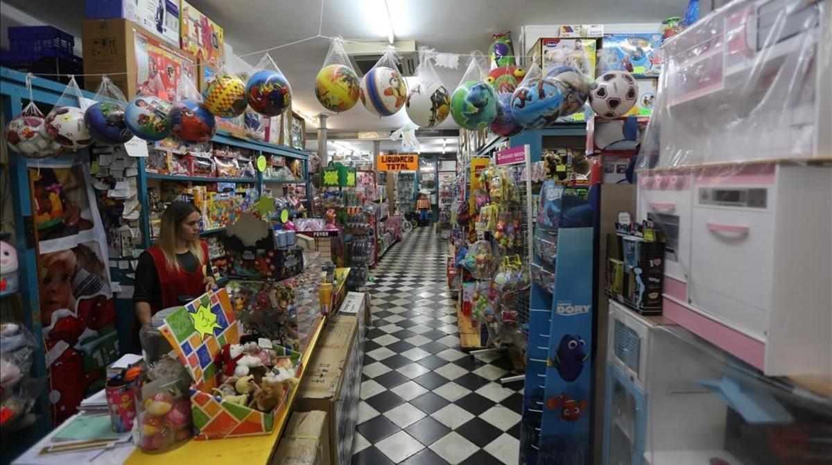 Joguines Foyé, botiga centenària del carrer Banys Nous, liquida les existències per tancament.