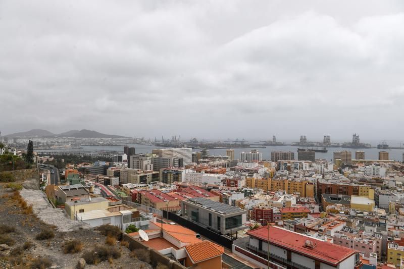 06-07-20   LAS PALMAS DE GRAN CANARIA. MIRADORES DE LA CIUDAD-CRUCE DE ARINAGA. LAS PALMAS DE GRAN CANARIA-AGUIMES. Calima y altas temperaturas en el Cruce de Arinaga.  Fotos: Juan Castro.  | 06/07/2020 | Fotógrafo: Juan Carlos Castro