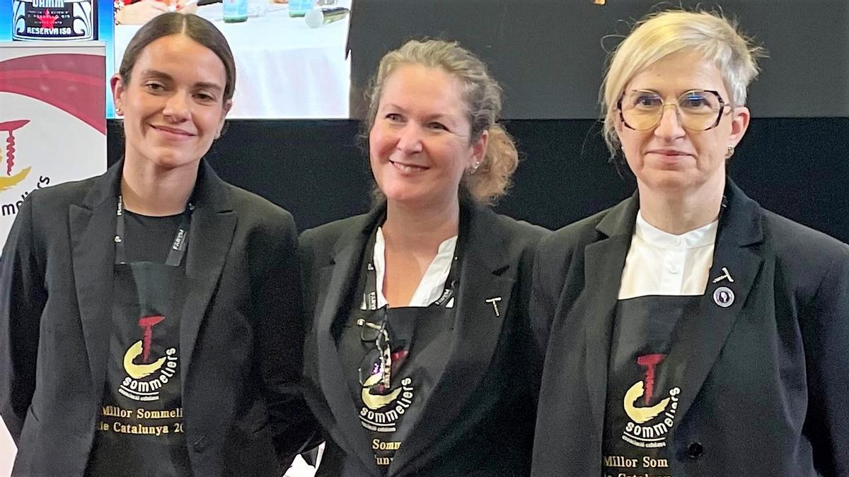 El podio del concurso Mejor Sumiller de Catalunya 2026: Paula Cuenda (restaurante Villa Más), primera; Chus Brion (Barcelona Culinary Hub), tercera, y Anna Casabona (Juvé &amp; Camps), segunda.