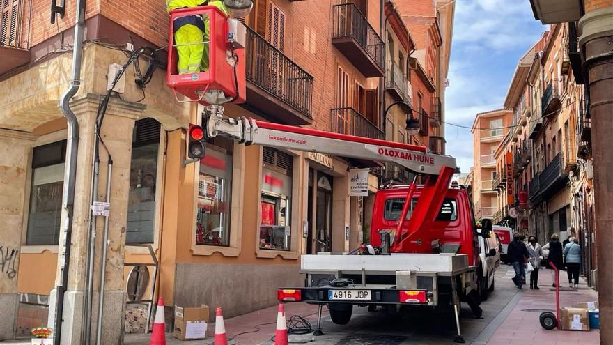 Un operario instalar una cámara de vídeovigilancia en la calle la Rúa. | J. A. G.