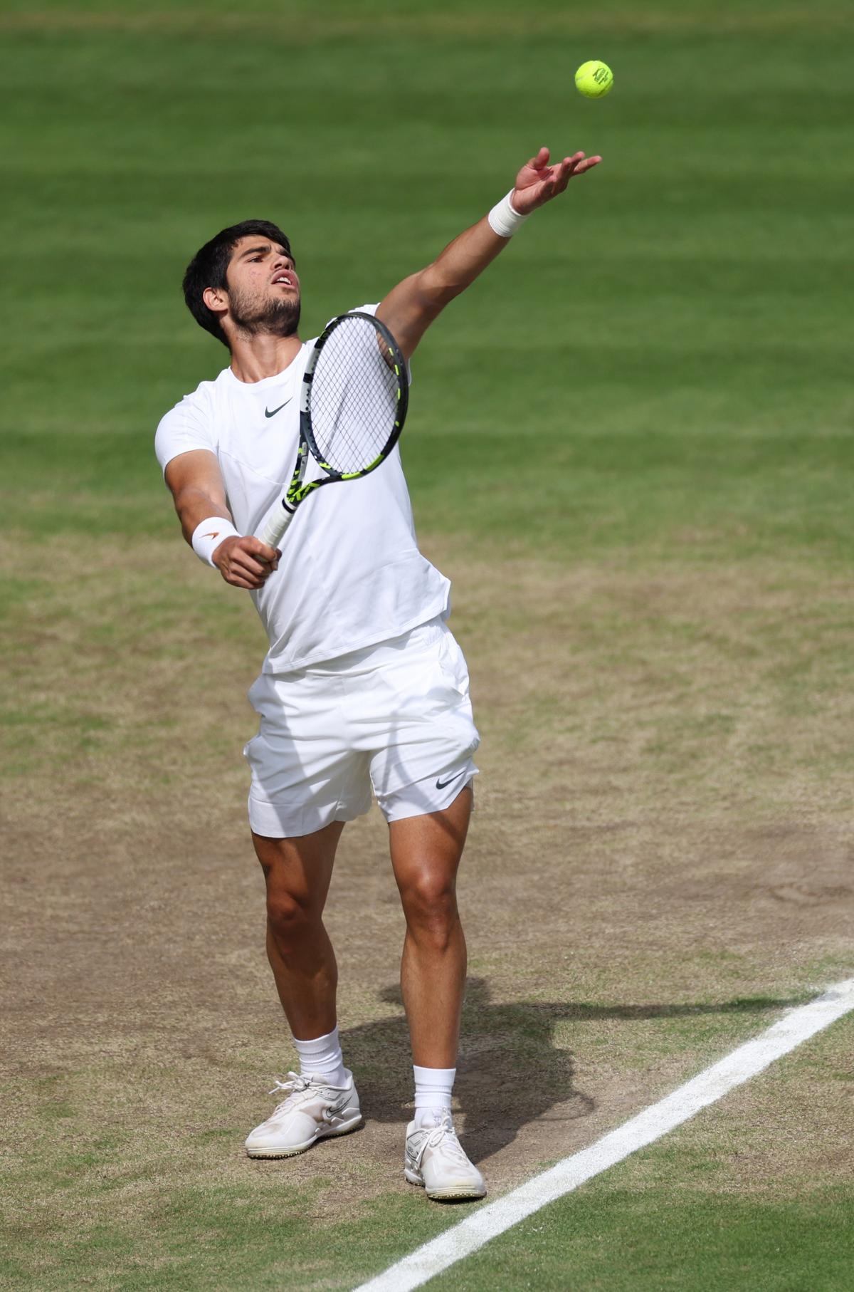 Wimbledon (United Kingdom), 16/07/2023.- Carlos Alcaraz of Spain in action during the Men’s Singles final match against Novak Djokovic of Serbia at the Wimbledon Championships, Wimbledon, Britain, 16 July 2023. (Tenis, España, Reino Unido) EFE/EPA/ISABEL INFANTES EDITORIAL USE ONLY