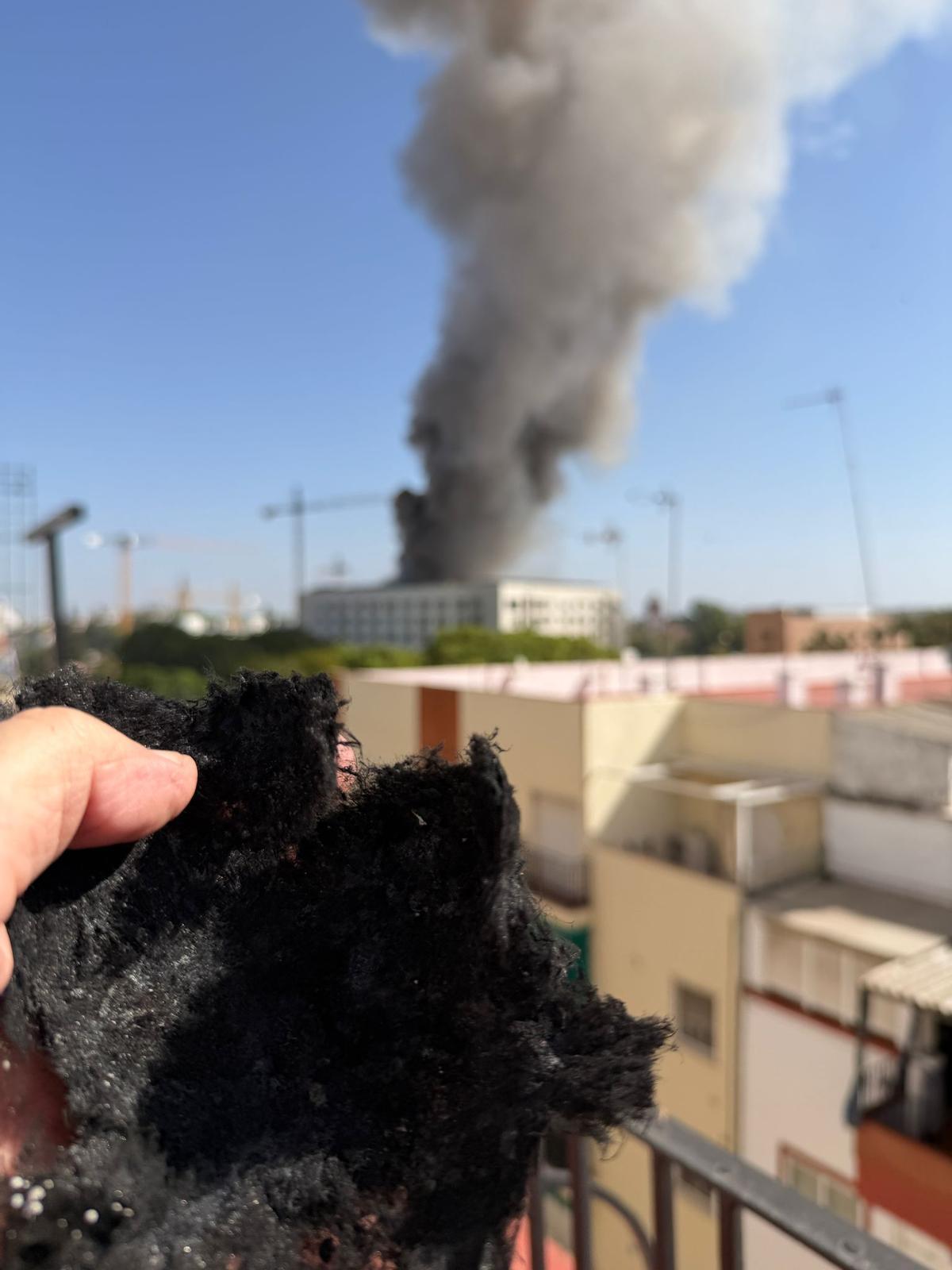 Trozo de material que ha llegado procedente del incendio originado en el hotel en construcción del complejo Vera, en la calle Juan Sebastián Elcano.