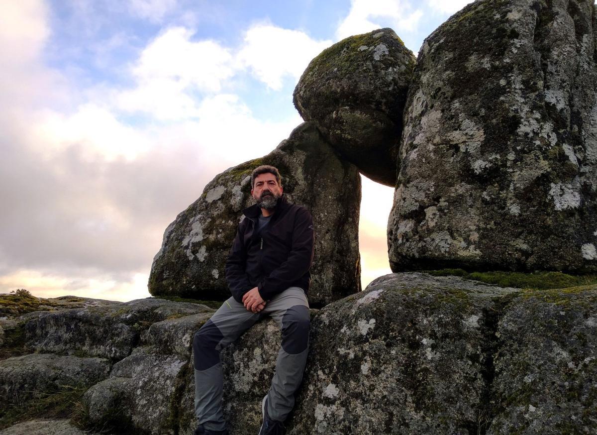 Calros Solla, ao pé de Portalén vinte e catro anos despois da súa descuberta. | CEDIDA