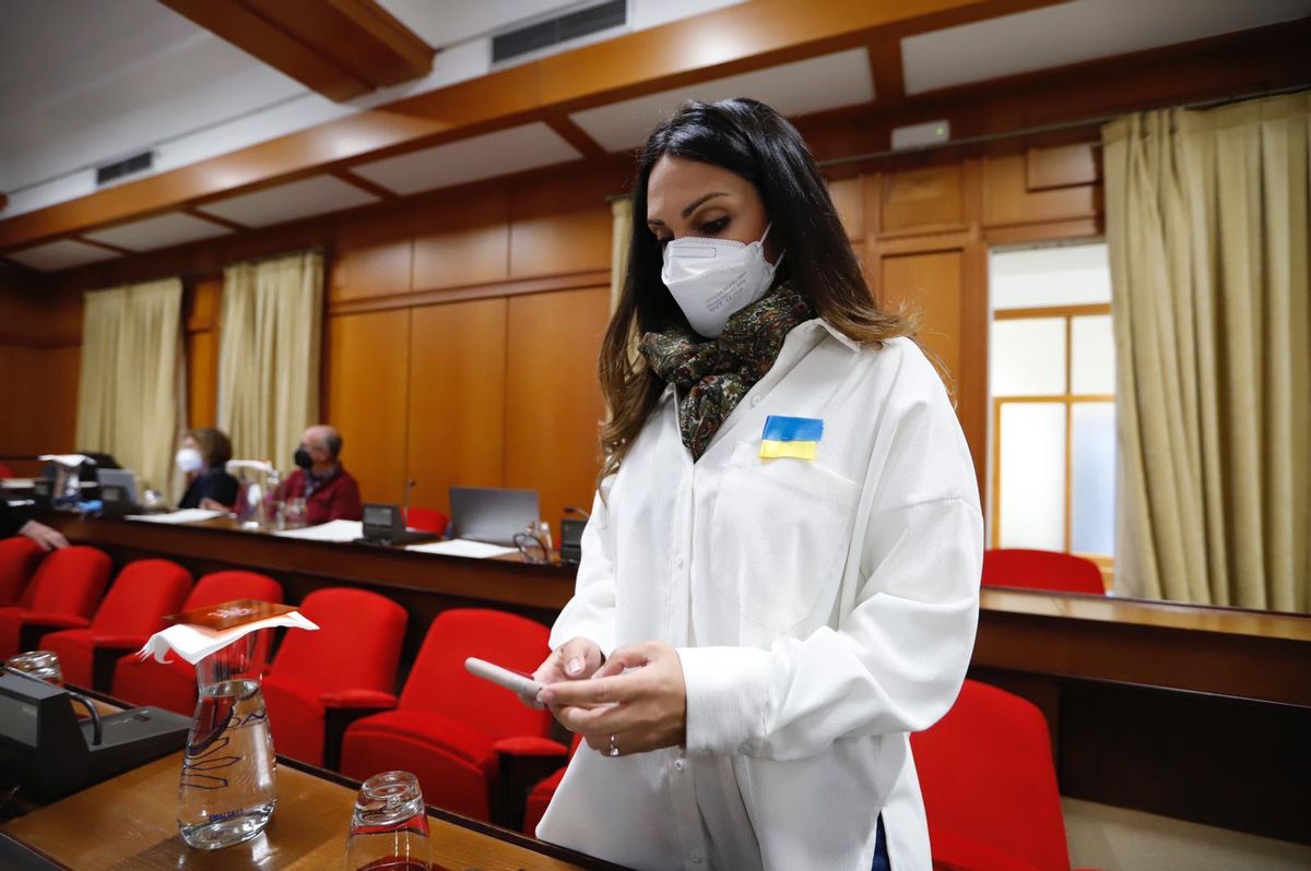 La concejala socialista Carmen González acude al pleno con una bandera de Ucrania.