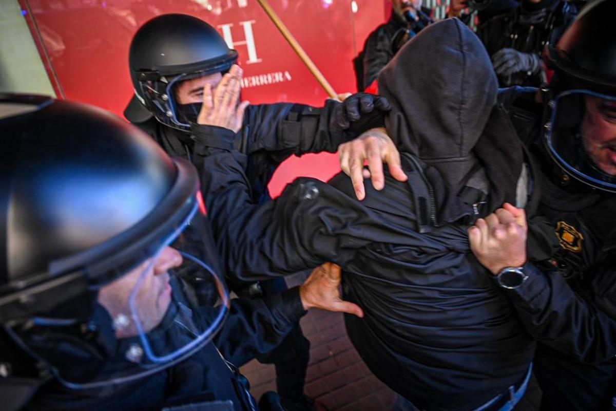 Enfrentamientos en la manifestación en contra de la celebración de la cumbre España-Francia en Barcelona