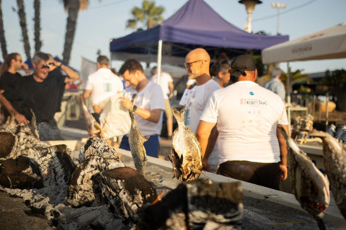 Pero también debían espetar un pescado de mayor tamaño para demostrar sus habilidades.