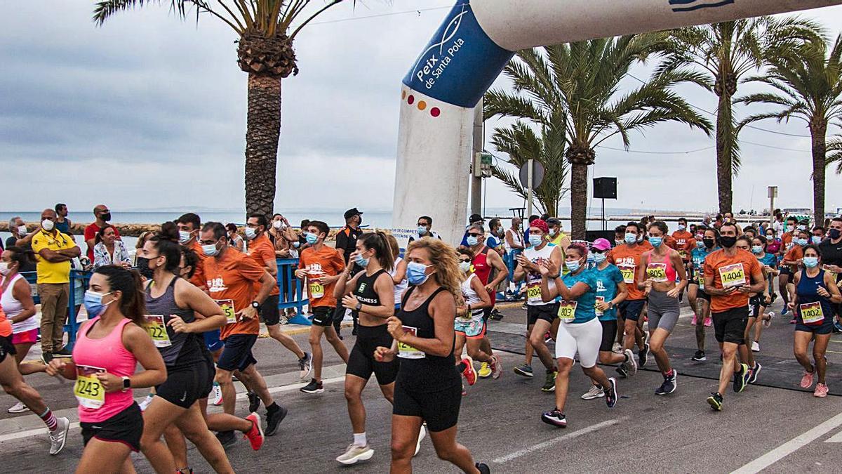 Los participantes, nada más darse la salida, corriendo por el litoral de Santa Pola. | ASOCIACIÓN FOTÓGRAFICA SANTA POLA