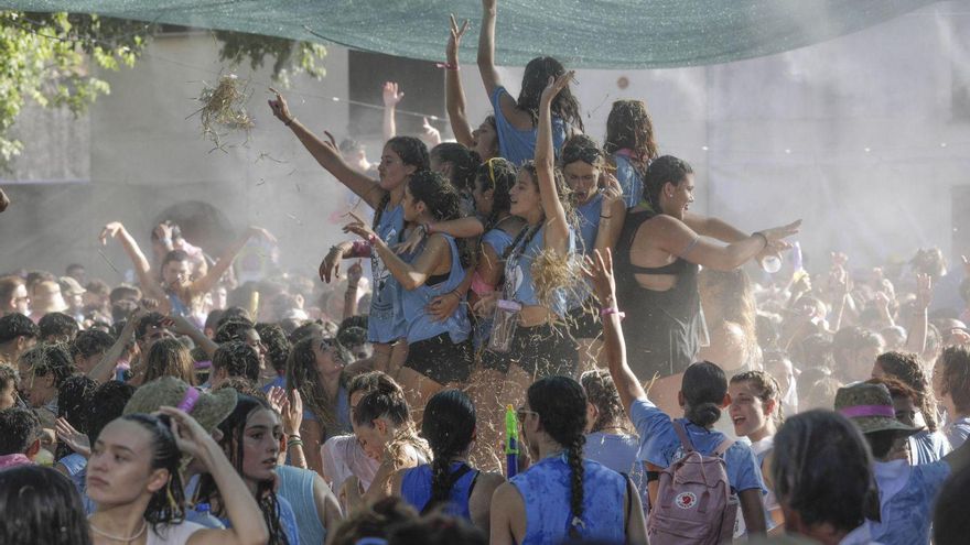 Strohwurf, Wasserschlacht &amp; Party: So feiert Sencelles das „s’Embalat“-Fest