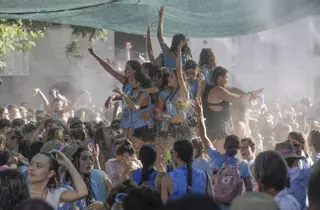 Strohwurf, Wasserschlacht & Party: So feiert Sencelles das „s’Embalat“-Fest