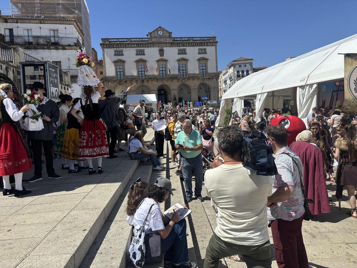 Una multitud de personas llenaron la plaza Mayor desde primera hora.