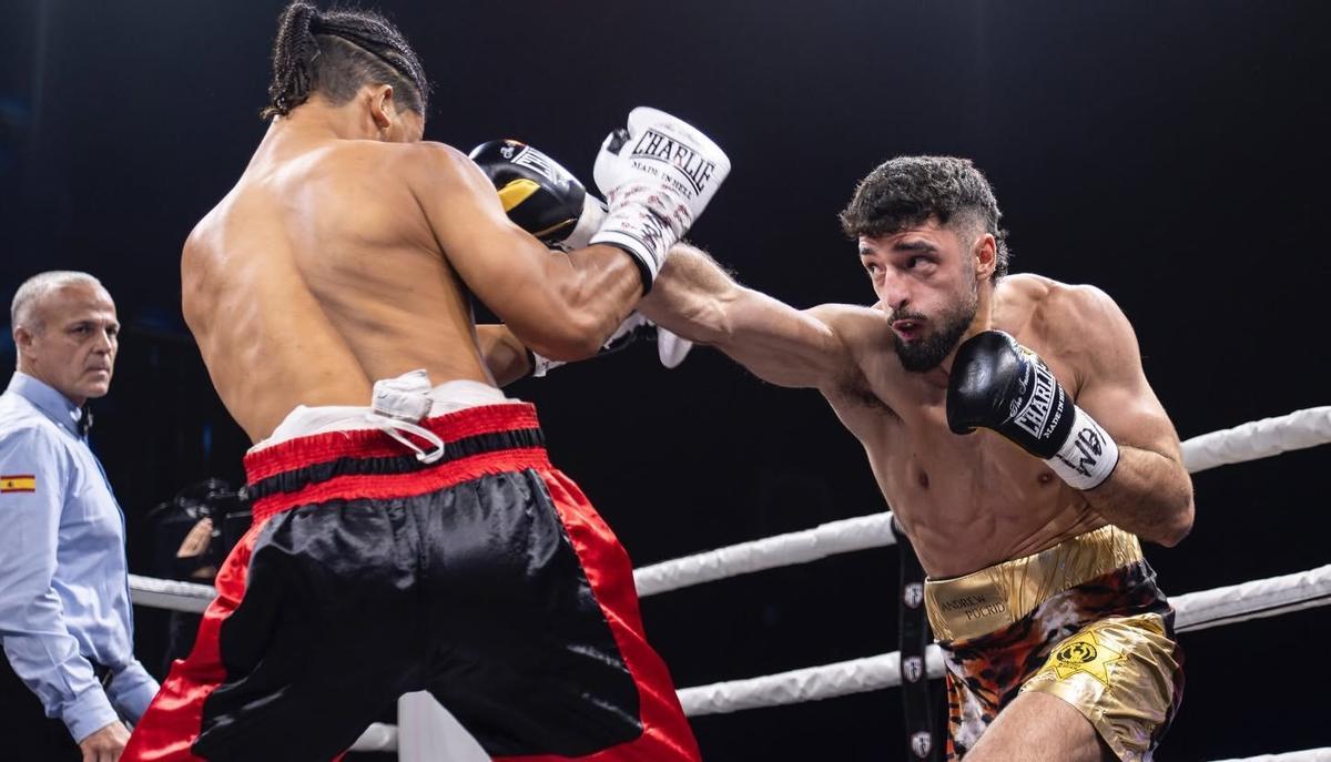 José Luis Navarro Jr., a la derecha, durante un combate.