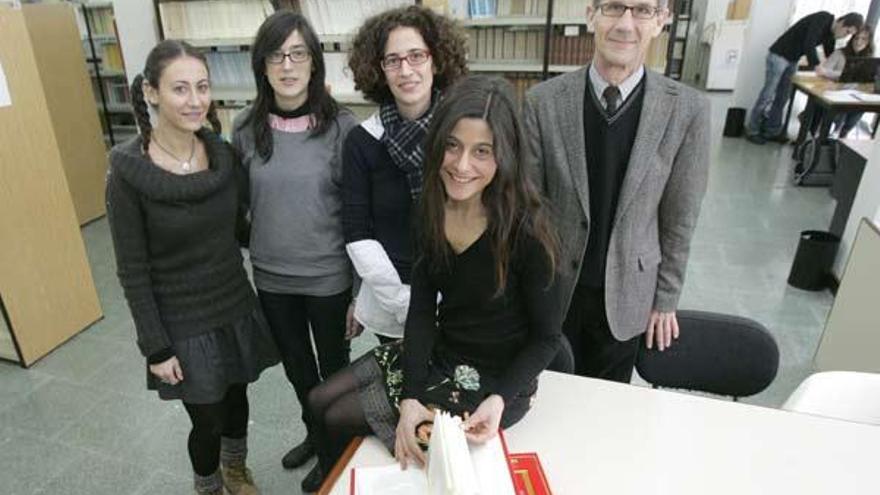 Alonso, en primer plano, con el profesor Alfonso Rey y otras expertas del grupo, en Santiago. // X. Álvarez