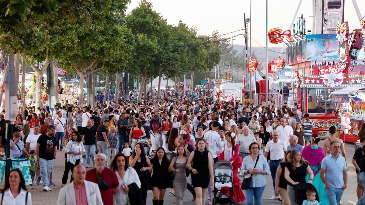 Ambiente en la calle del Infierno, en la Feria de Córdoba.