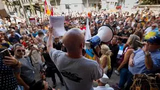 La polémica manifestación contra la inmigración concentra a medio millar de personas en las capitales canarias