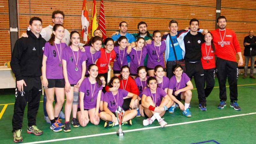 Las infantiles zamoranas posan como subcampeonas de Castilla y León antes de acudir a Vigo.