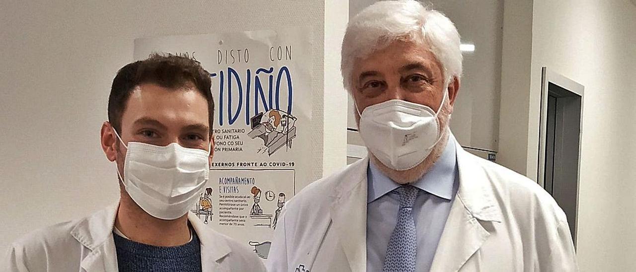 Marcos Loureiro, con su tesis, junto al jefe de Cardiología del Cunqueiro, Andrés Íñiguez. |