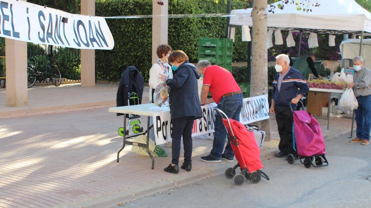 Recogida de firmas en Mutxamel.