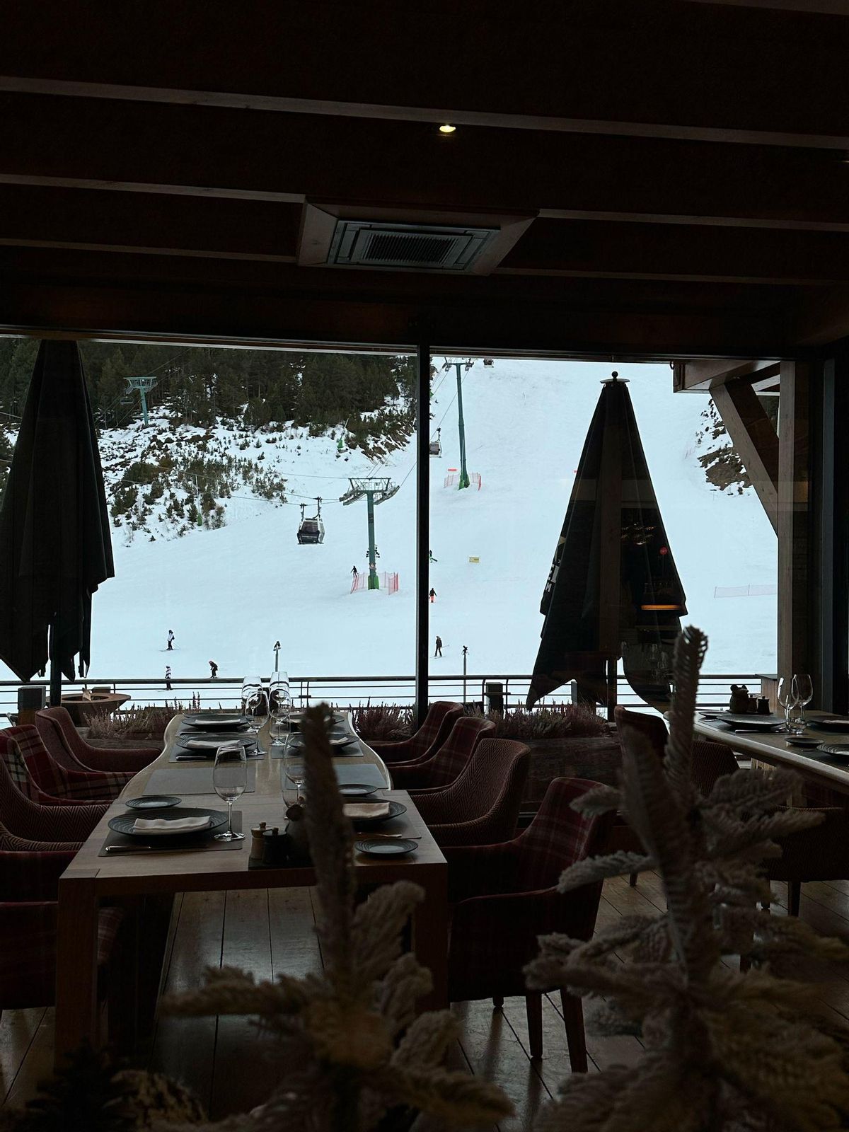 Vista de la pista de nieve en el restaurante Sol i Neu Club Hermitage.