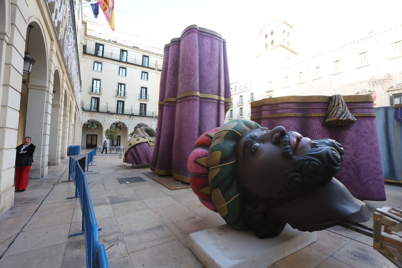 El Belén Gigante de Alicante ya se está montando en la Plaza del Ayuntamiento