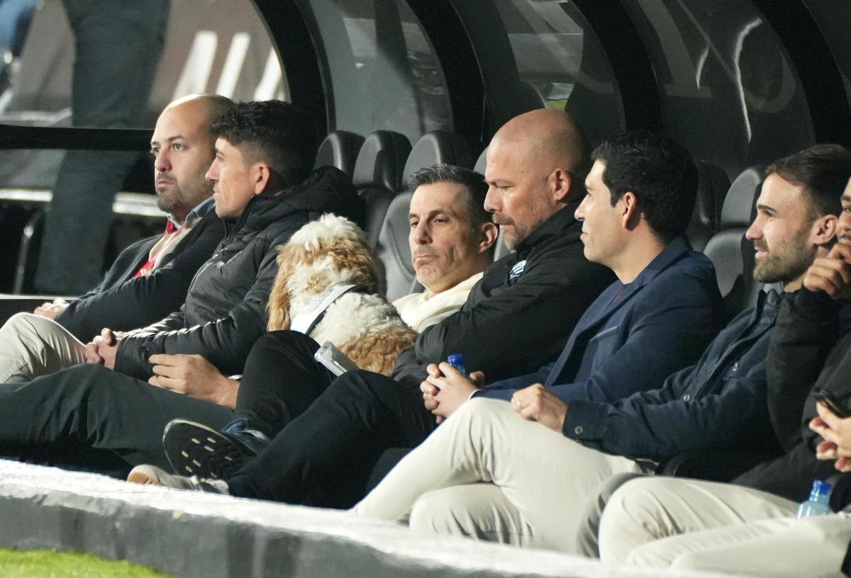Rody Hoegee, entre Bob Voulgaris y Ramón Soria, antes de un partido en el SkyFi Castalia.