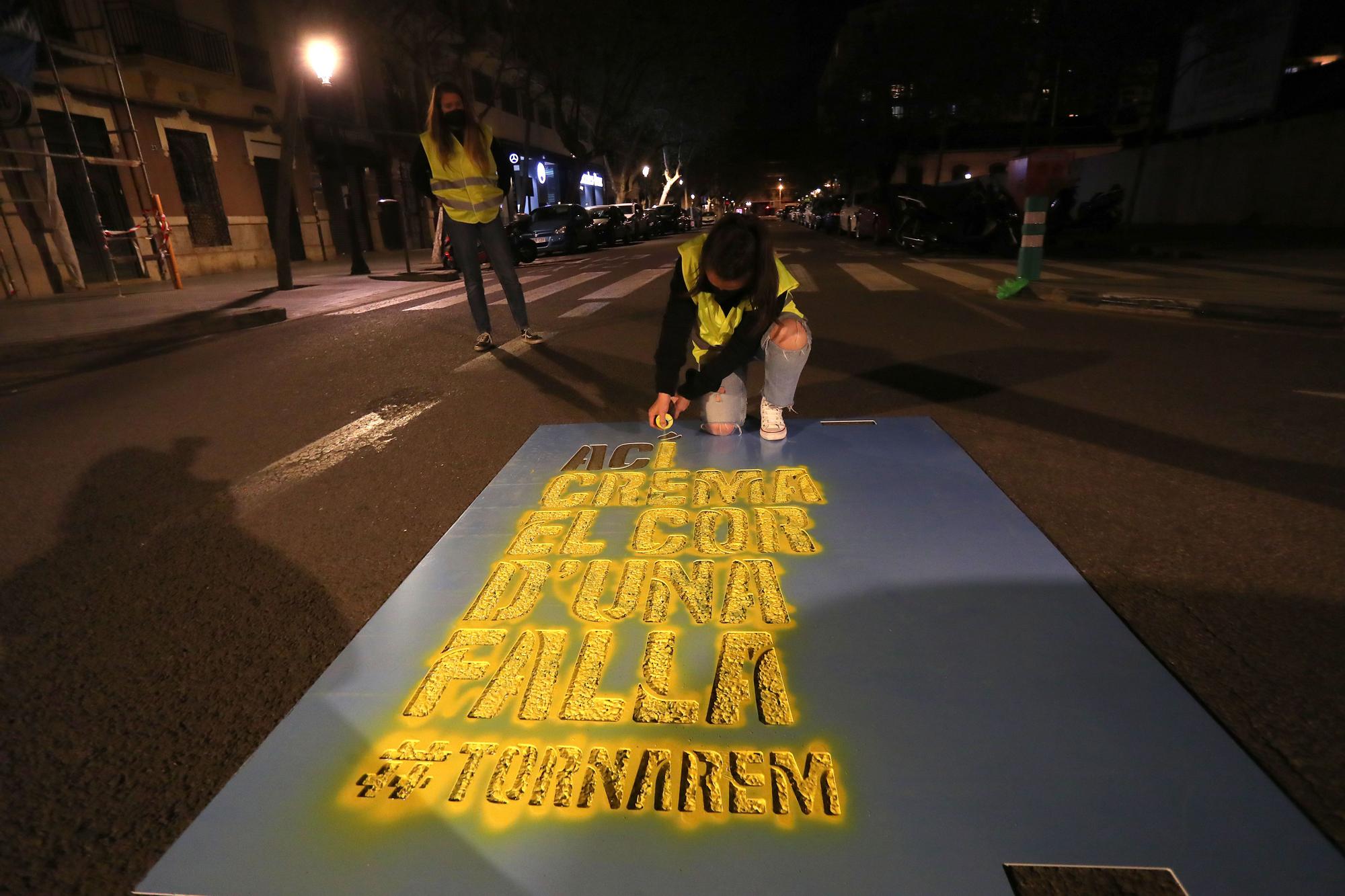 Así ha sido la pintada de Fallas en las calles de València