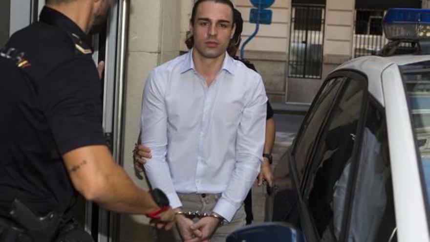 El acusado al llegar ayer a la Audiencia de Alicante.