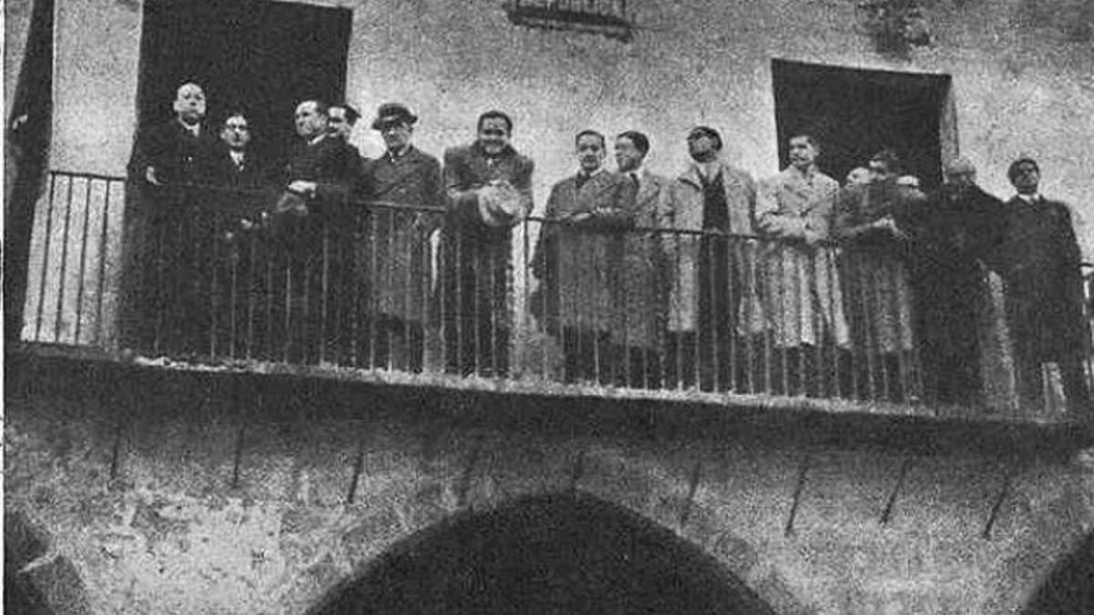 Fotografia a la balconada de l’Ajuntament de Peralada de Gil-Robles, conjuntament amb altres membres de l’extrema dreta catalana i autoritats municipals.