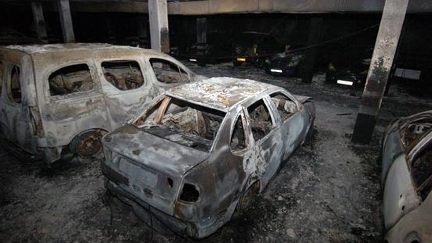 Estado en que quedaron algunos de los coches afectados por el incendio del garaje. i ADOLFO MARRERO