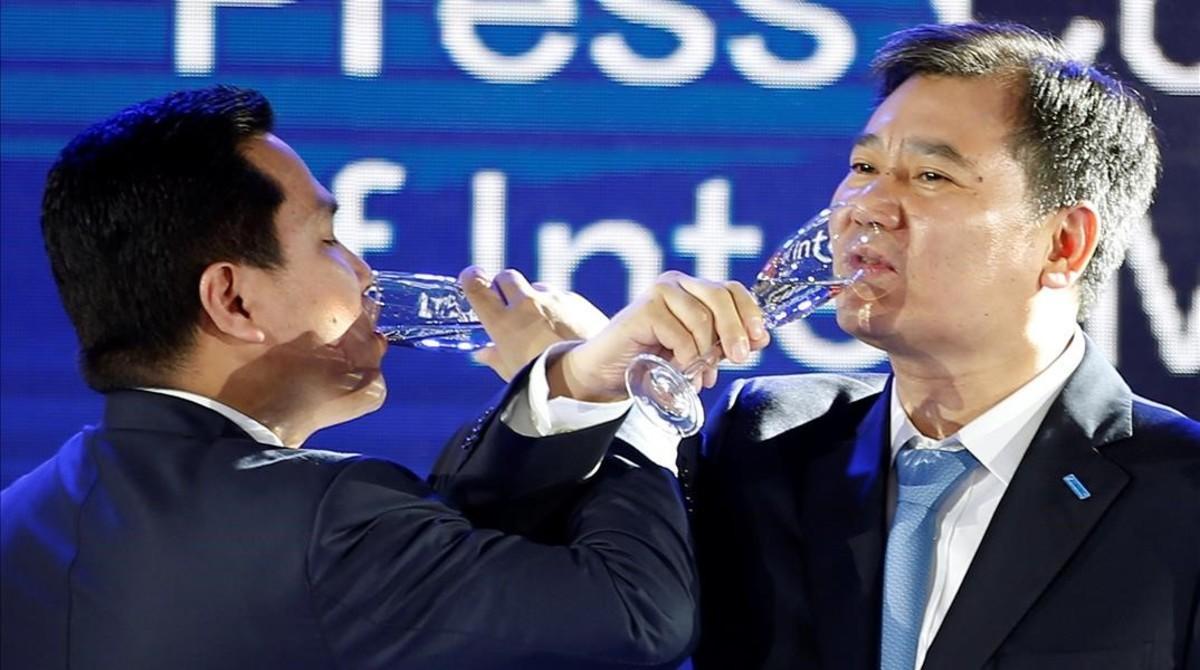 crmartinez34170322 suning s chairman zhang jindong  r  and inter mila160606115145