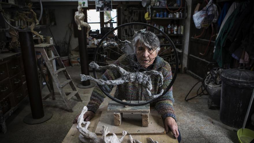 L&#039;escultora Mercè Riba en un taller del 2018