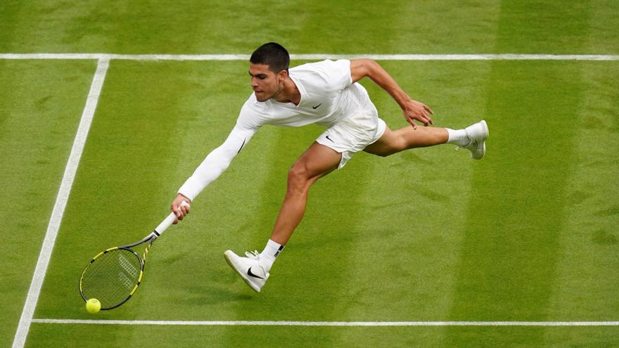 Carlos Alcaraz: &quot;Me pongo vídeos de Federer para mejorar en hierba&quot;