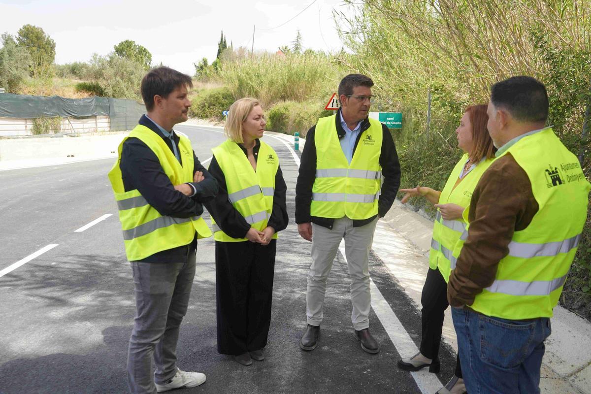 El alcalde de Ontinyent, con las vicepresidentas de la diputación Reme Mazzolari y Natàlia Enguix y los ediles Jordi Vallés y Óscar Borrell.
