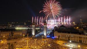 Piromusical de la Mercè 2024 en la Avda. Maria Cristina con banda sonora escogida por Rosalía.