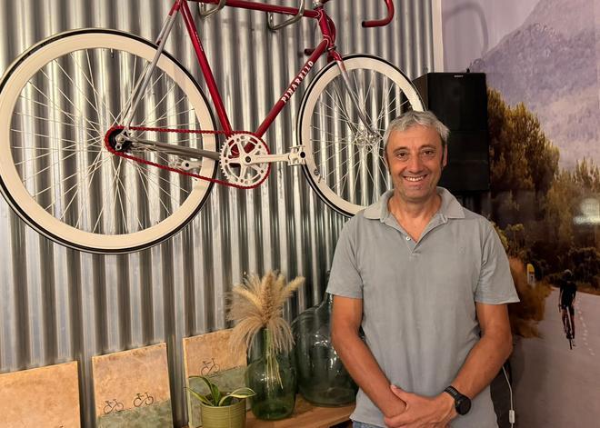 Miquel Alzamora, mentor de Enric Mas en el ciclismo: "Ha ganado la Vuelta a España porque se ha quitado la presión de ser el líder del equipo"