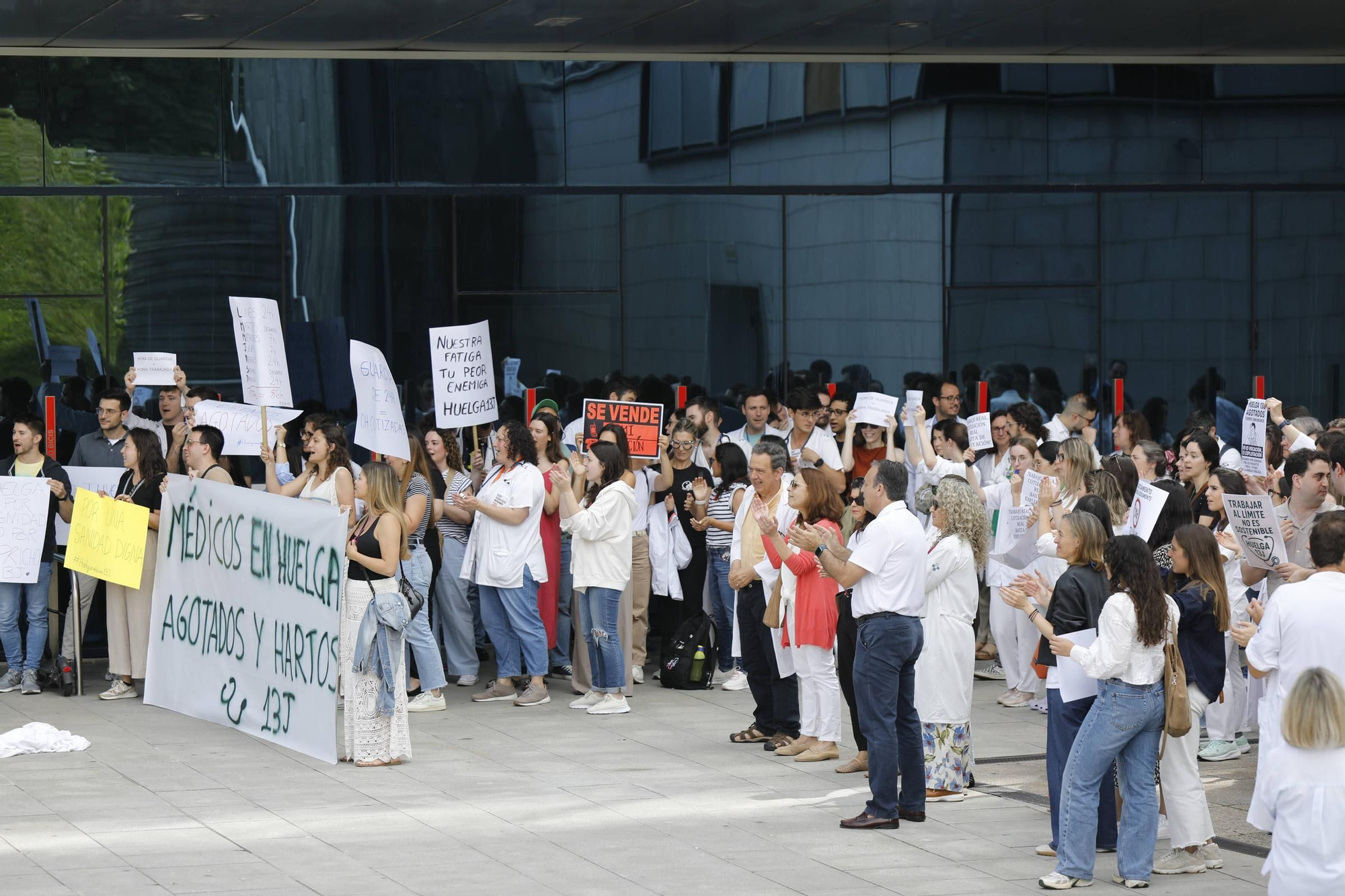 Protestan en el HUCA por las largas jornadas