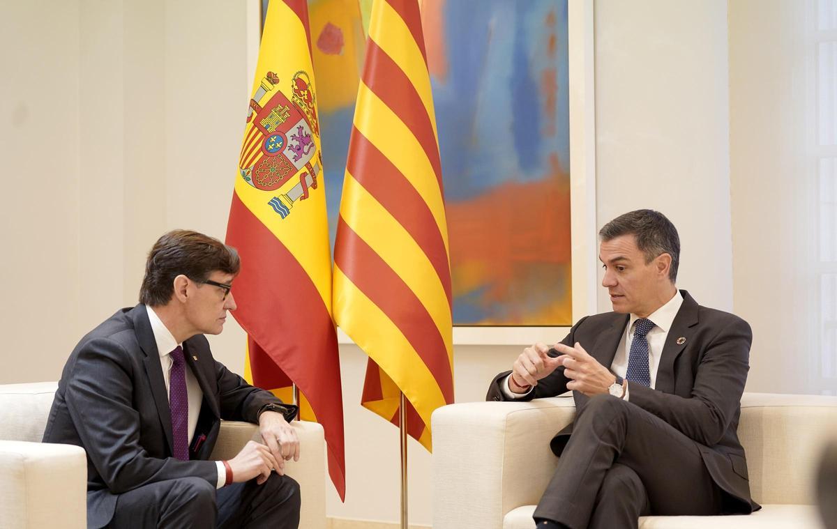 Pedro Sánchez, presidente del Gobierno, y Salvador Illa, president de la Generalitat, durante su reunión en la Moncloa