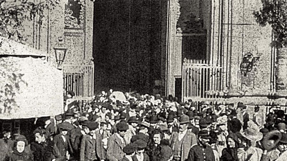 Fotograma de 'Salida de misa de doce del Pilar de Zaragoza', considerada la primera película del cine español.