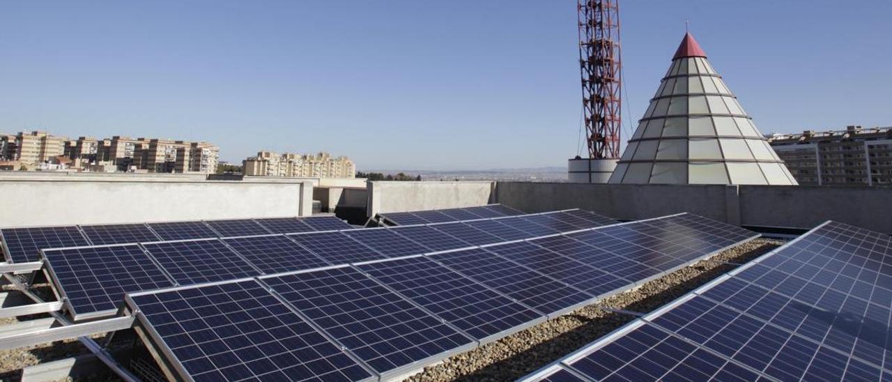 Placas solares en la cubierta del Cuartel de la Policía Local.