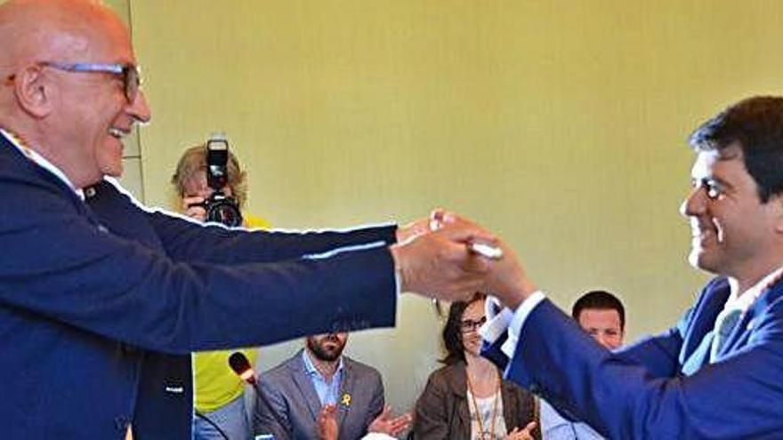 Marc Castells en el moment de rebre la vara d&#039;alcalde del seu company de grup Pere Camps