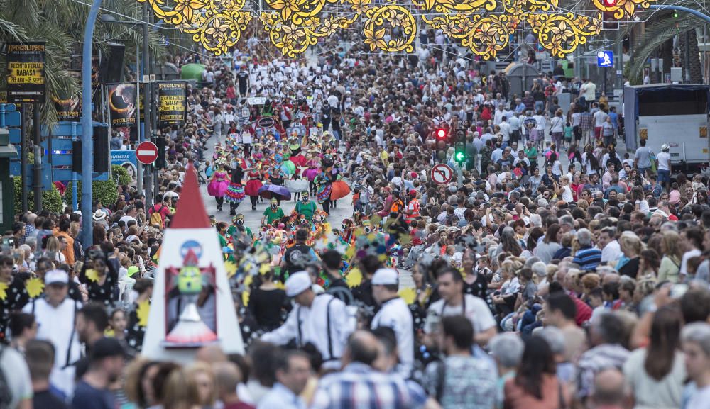 El desfile del Ninot deja momentos muy divertidos en las calles de Alicante