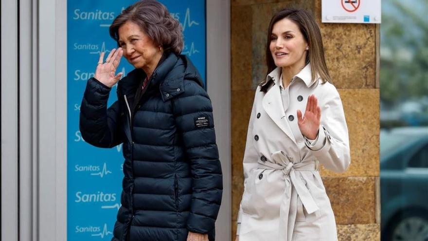 Letizia y Sofía zanjan la polémica en su visita a don Juan Carlos