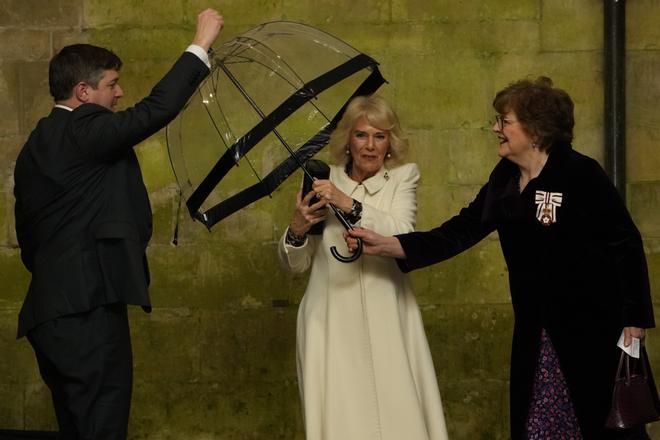 El mal tiempo complica el primer acto oficial de la reina Camilla