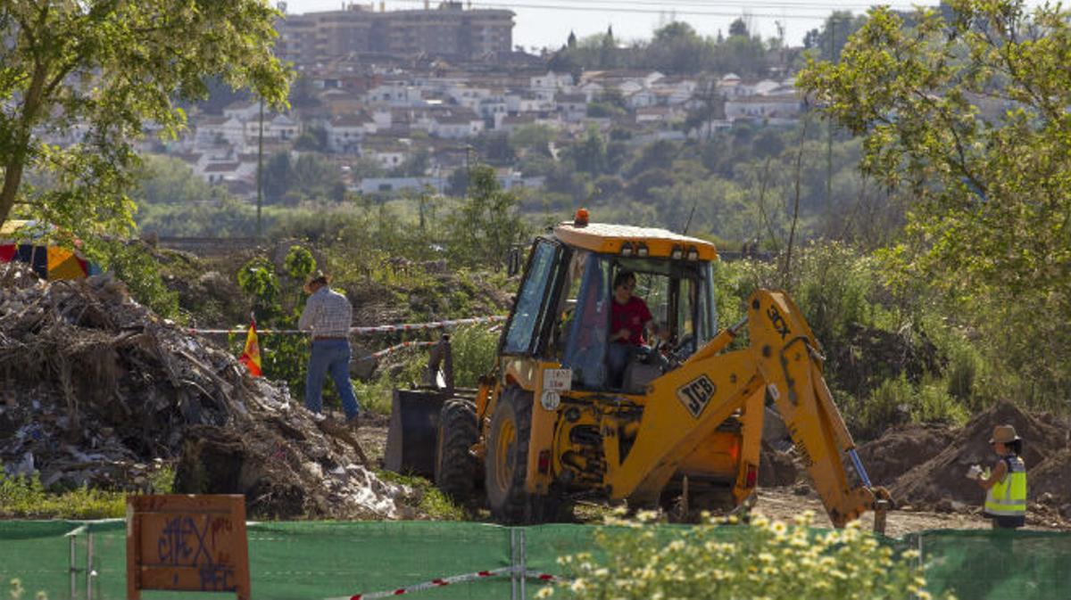 La Policia va desplegar un fort dispositiu de vigilància a la zona i va paralitzar els moviments de terra fins a concretar l’origen dels ossos localitzats.