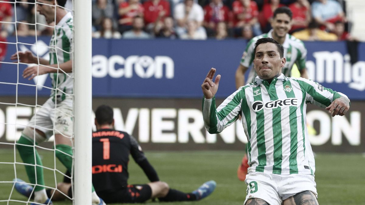 El delantero argentino del Betis Chimy Ávila celebra tras anotar durante el encuentro correspondiente a la décima jornada de LaLiga entre Osasuna y el Betis en El Sadar, Pamplona, Navarra, este sábado.