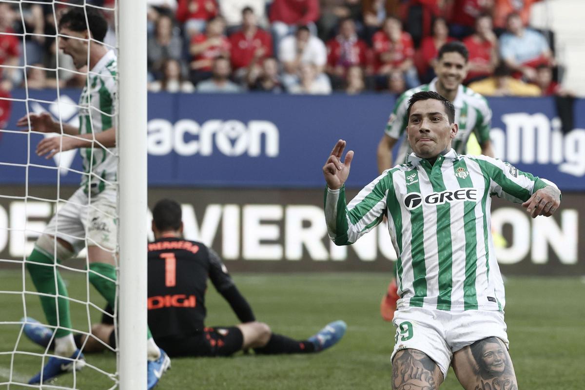 Chimy Ávila celebra tras anotar durante el encuentro de la Liga 24/25 en el partido entre Osasuna y Betis en El Sadar